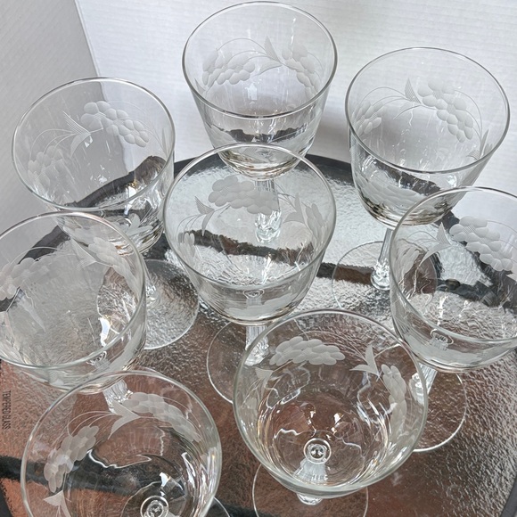 Elegant Clear Wine Glass Set
